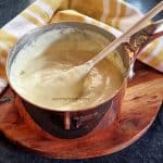 Sos de brânză cu lapte și smântână – rețeta de sos pentru paste, nachos, chiftele, legume pane