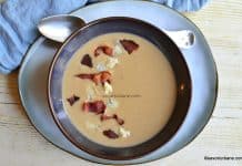 Supă cremă de usturoi copt (caramelizat) cu smântână și chips din bacon crocant Supă cremă de usturoi copt (caramelizat) cu smântână și bacon crocant rețeta savori urbane
