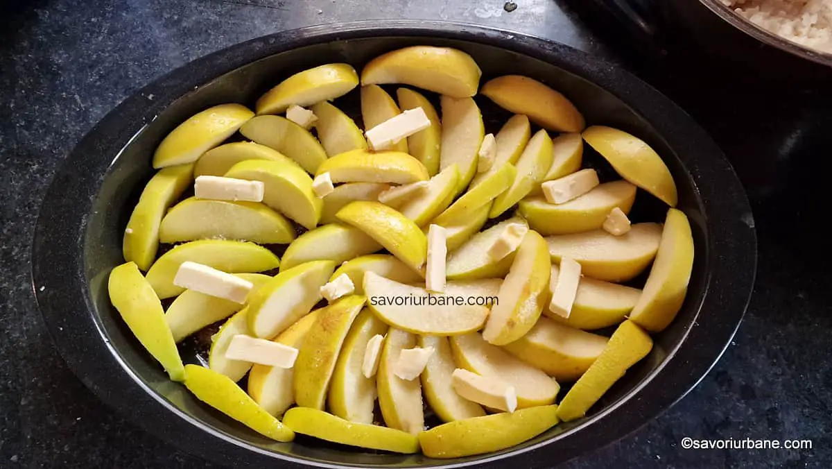 aranjare felii de mere pe zahar ars in forma pentru budinca caramelizare la cuptor (1)