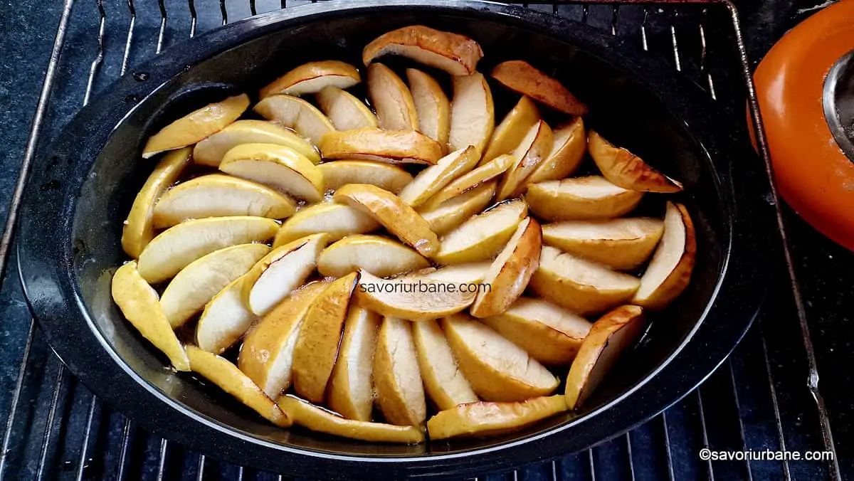 aranjare felii de mere pe zahar ars in forma pentru budinca caramelizare la cuptor (2)