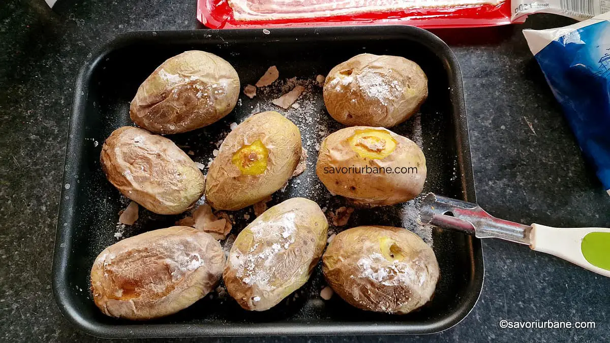cartofi copti intregi in coaja cu sare la cuptor
