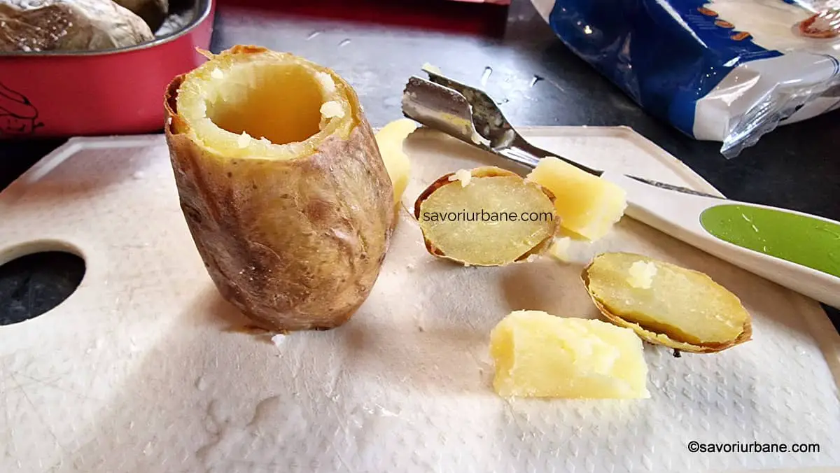 cum se scobesc cartofii copti in coaja cu ustensila speciala