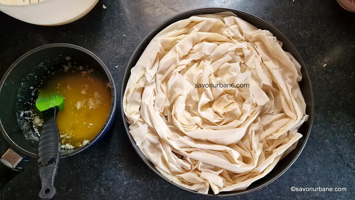 preparare placinta creata dulce cu crema rumenire foilor (1)