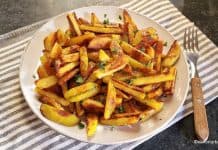 Cartofi prăjiți la tavă (la cuptor) – cu foarte puțin ulei sau untură de porc sau de pasăre Cartofi prăjiți la tavă (la cuptor) - cu foarte puțin ulei sau untură rețeta savori urbane