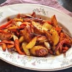 Cartofi rumeniți cu morcovi caramelizați și usturoi copt – la cuptor