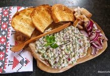 Chisătură ardelenească – rețeta de pastă de slănină afumată cu ceapă și verdeață Chisătură ardelenească - rețeta de pastă de slănină afumată cu ceapă și verdeață savori urbane