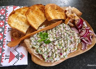 Chisătură ardelenească – rețeta de pastă de slănină afumată cu ceapă și verdeață Chisătură ardelenească - rețeta de pastă de slănină afumată cu ceapă și verdeață savori urbane