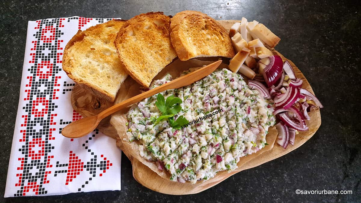 Chisătură ardelenească - rețeta de pastă de slănină afumată cu ceapă și verdeață savori urbane