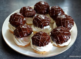 Indiene cu frișcă naturală și glazură de ciocolată cu fondant – rețeta originală Indiene cu frișcă naturală și glazură de fondant cu ciocolată - rețeta originală savori urbane