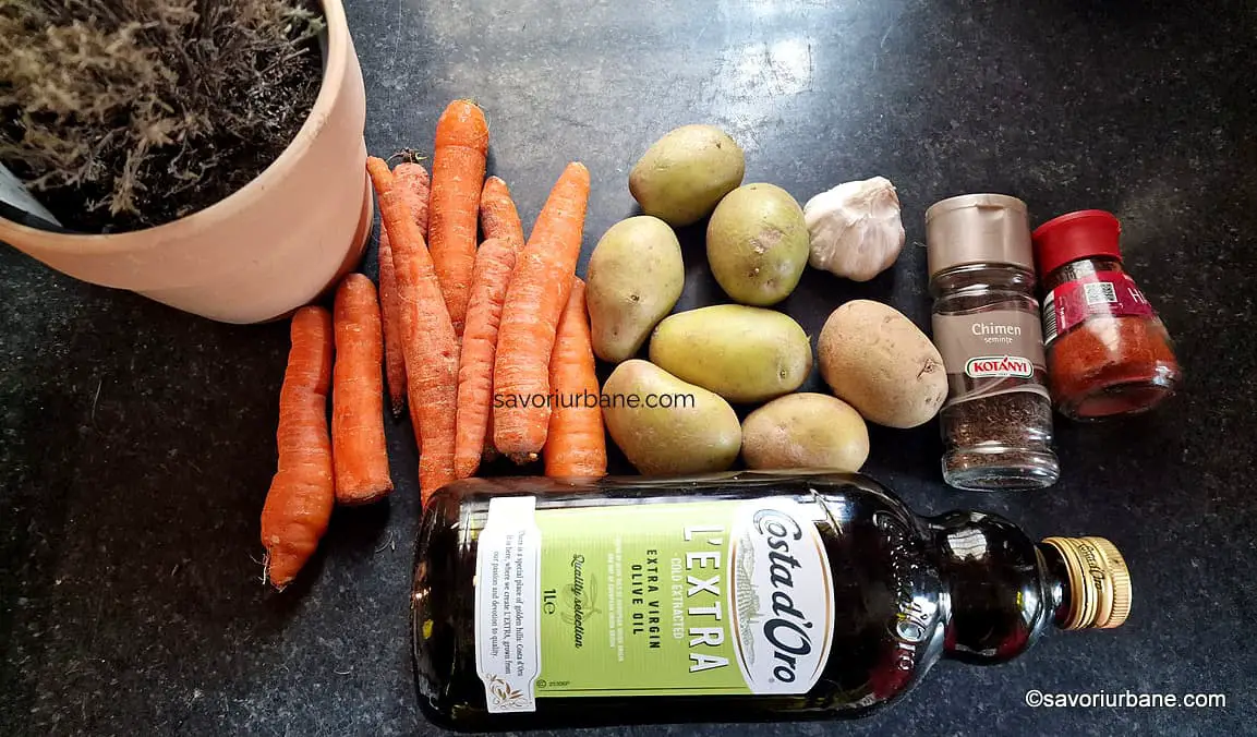 Ingrediente pentru garnitura din cartofi, morcovi și usturoi 