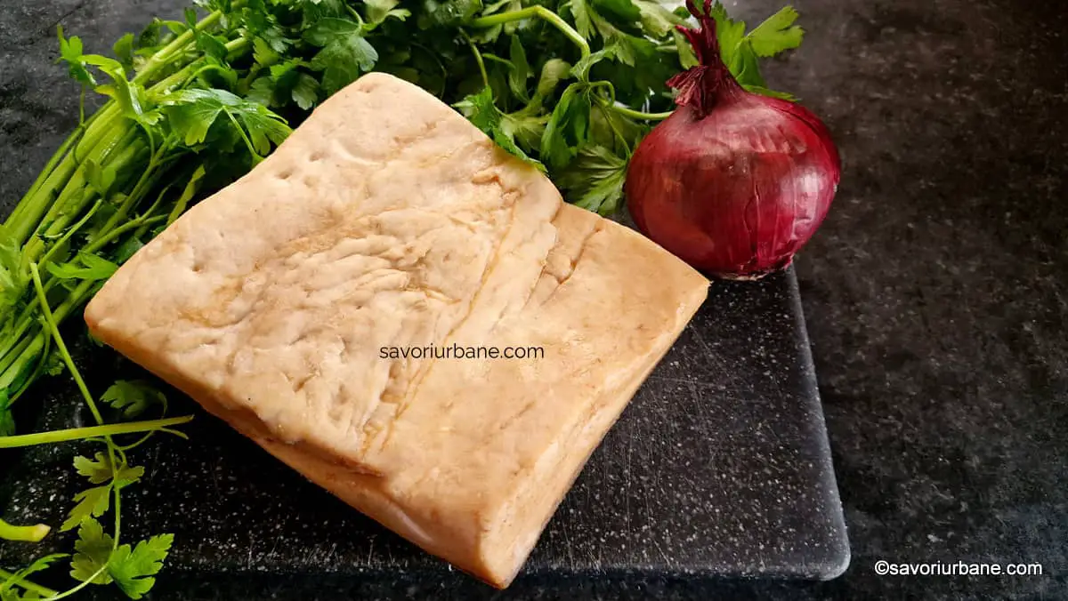 Ingrediente pentru pasta tocată din slană (clisă) afumată cu ceapă roșie și frunze de pătrunjel verde