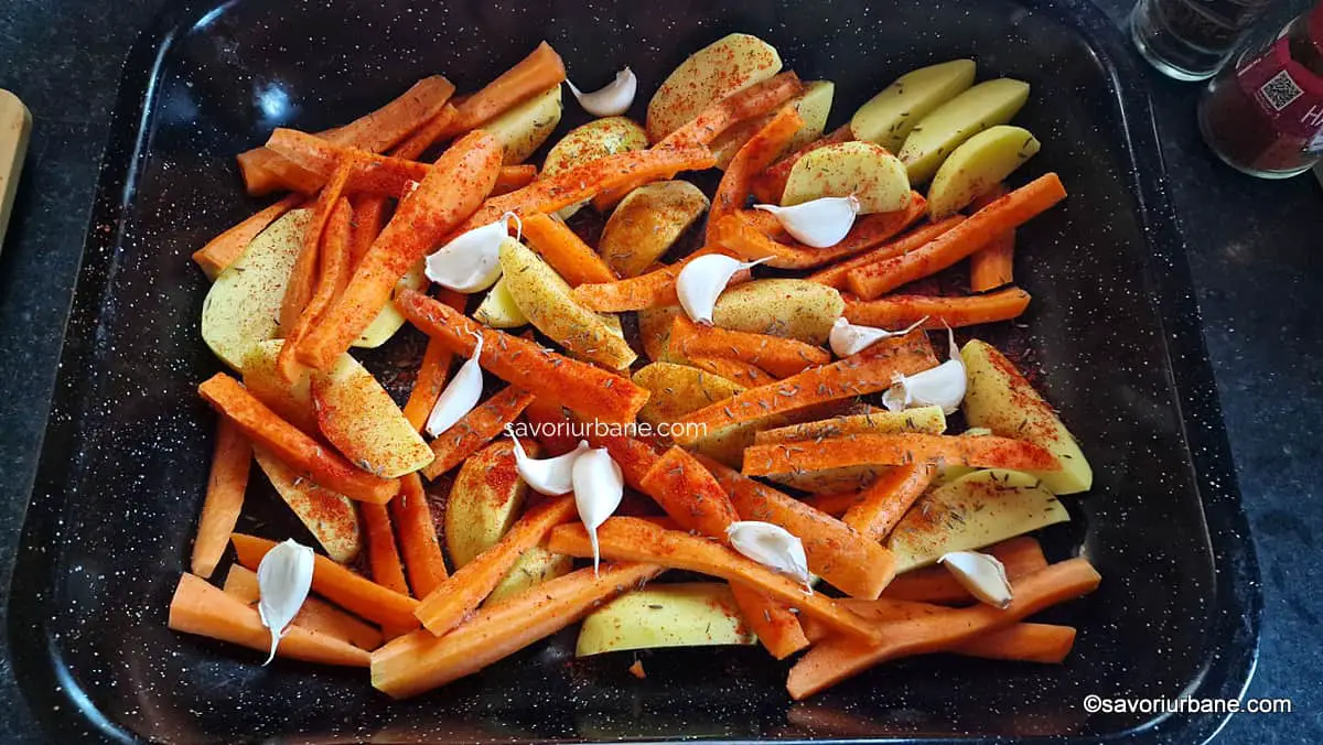 Mod de preparare garnitură din cartofi wedges picanți cu batoane caramelizate de morcov și căței de usturoi copți