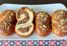 Mucenici de post umpluți cu nucă, gem de caise și stafide – pufoși și însiropați + VIDEO Mucenici de post umpluți cu nucă și stafide - pufoși și însiropați rețeta savori urbane