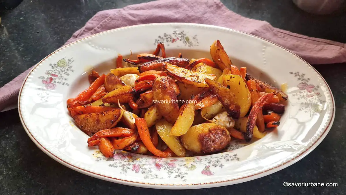 Servire Cartofi rumeniți cu morcovi caramelizați și usturoi copt - la cuptor savori urbane