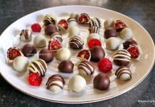 Zmeură cu ciocolată albă și neagră, cu miez de fistic – desert simplu și rapid Franui style Zmeură cu ciocolată albă și neagră - Franui style rețeta savori urbane