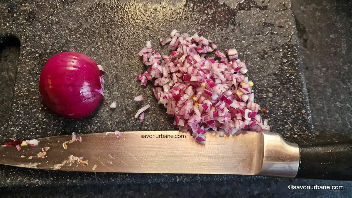 ceapa rosie tocata marunt pentru salata de icre din fasole