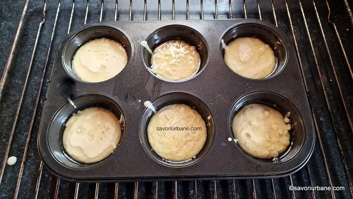 cum se pune aluatul de yorkshire pudding in forme unse de muffin briose