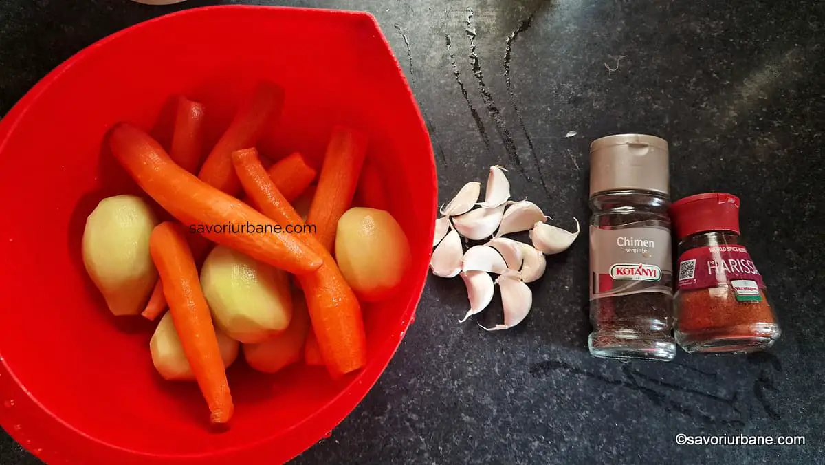 pregatire cartofi wedges baghete de morcovi usturoi intreg cu cimbru harissa si chimen