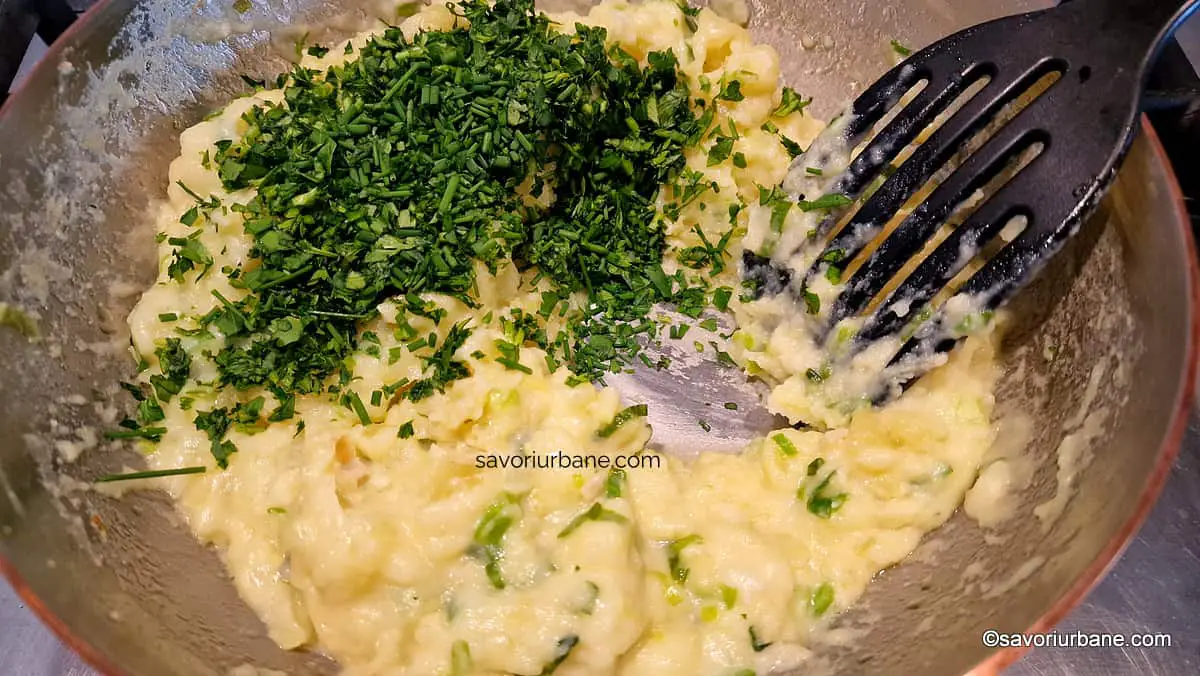 preparare cartofi cremosi zdrobiti cu unt smantana usturoi verde leurda branza ecrase