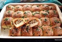 Chifle cu ciuperci, bacon, mozzarella și unt topit cu usturoi și verdețuri – din aluat pufos cu cartofi (piure) Chifle pufoase cu cartofi și umplutură de ciuperci, șuncă, cașcaval rețeta savori urbane