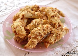Cornulețe cu caramel sărat și alune de pădure (nuci, migale) – din aluat fraged cu amidon (de Alfajores) Cornulețe cu caramel sărat și alune de pădure (nuci, migale) - din aluat fraged de Alfajores rețeta savori urbane