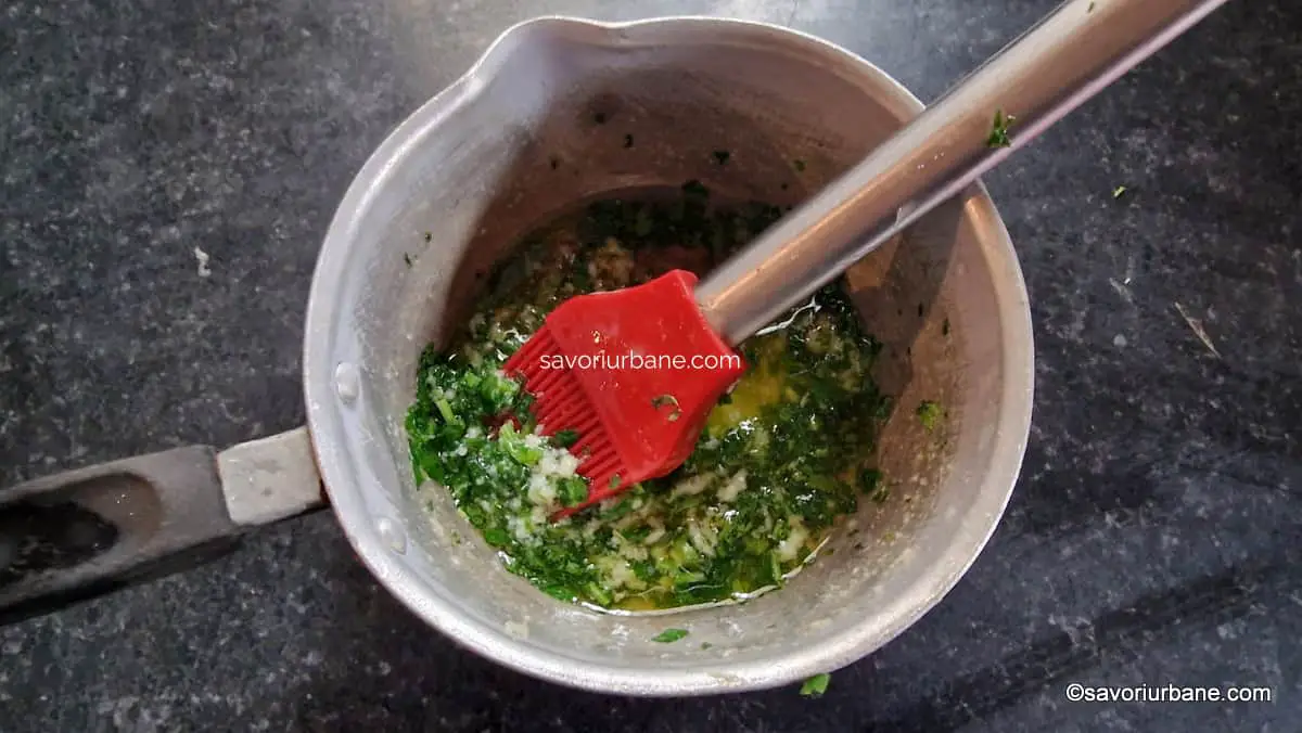 Cum se face untul topit cu usturoi și pătrunjel verde