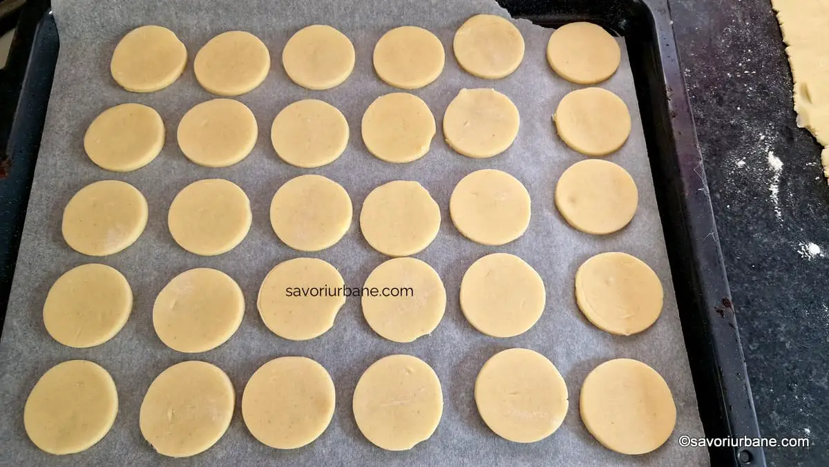 Cum se întinde foaia de aluat fraged și cum se decupează biscuiții (2)