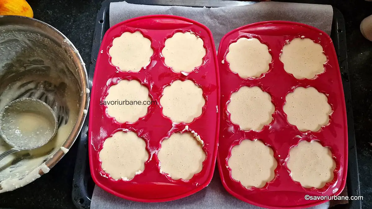 Cum se toarnă compoziția de pască în formele de savarine sau de muffins unse cu unt