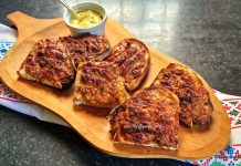 Mici pe pâine – rețeta de pastă de mititei unsă și prăjită pe felii de pâine (la grătar) Mici pe pâine - rețeta de pastă de mititei unsă și prăjită pe felii de pâine (la grătar) savori urbane