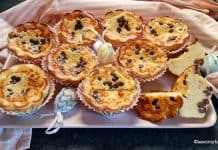 Mini pască fără aluat, cu lapte condensat și ciocolată – păscuțe sau cheesecakes coapte în forme de savarine Mini pască fără aluat, cu lapte condensat și ciocolată - păscuțe sau cheesecakes coapte în forme de savarine reteta savori urbane