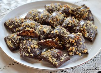 Fursecuri ravioli cu cacao și cremă de caramel sărat cu alune sau nucă – rețeta de pernuțe fragede Pernuțe cu cacao și cremă de caramel sărat cu alune sau nucă - rețeta de fursecuri ravioli savori urbane