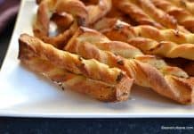 Sărățele duble tip spic, răsucite și foietate – rețeta de saleuri crocante cu brânză Sărățele duble tip spic, răsucite și foietate - rețeta de saleuri crocante cu brânză savori urbane