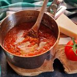 Sos de roșii cu parmezan, usturoi și busuioc – în stil italian (pentru paste, chiftele, burgeri etc)