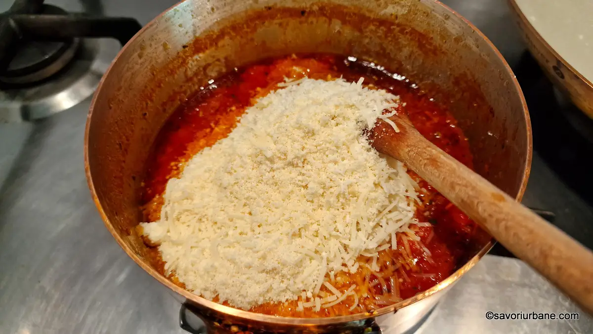 cand se adauga parmezanul ras fin la sosul italian de rosii (1)