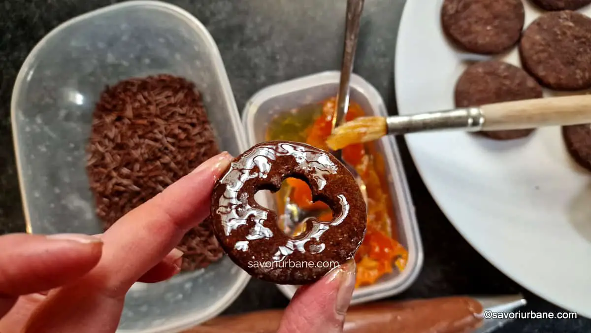 ornare capace fursecuri cu sirop de portocale si sprinkles de ciocolata (1)