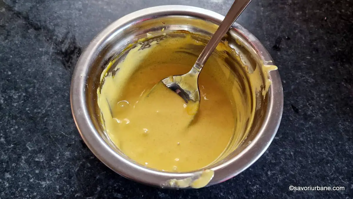 preparare glazura galbena din galbenusuri frecate cu zahar pudra si zeama de lamaie (2)