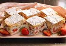 Cremșnit stracciatella cu căpșuni, cremă de vanilie, ciocolată și frișcă naturală – rețeta de prăjitură Cremeș cu căpșune Cremșnit cu căpșuni, cremă de vanilie și frișcă naturală - rețeta de prăjitură Cremeș cu căpșune savori urbane