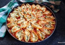 Paste umplute cu brânză și spanac, în sos de roșii cu parmezan – la cuptor Paste umplute cu brânză și spanac, în sos de roșii cu parmezan - la cuptor reteta savori urbane