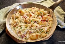 Ragu de sparanghel cu șuncă, smântână, cașcaval și cartofi noi rumeniți – rețeta de mâncare de sparanghel cu sos cremos Ragu de sparanghel cu șuncă, smântână, cașcaval și cartofi noi aurii - rețeta de mâncare de sparanghel cu sos cremos savori urbane