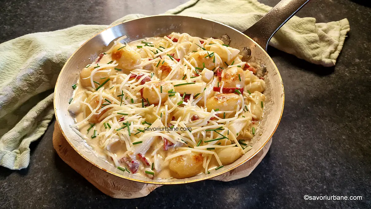 Servire Ragu de sparanghel cu șuncă, smântână, cașcaval și cartofi noi aurii - rețeta de mâncare de sparanghel cu sos cremos savori