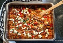 Orez cu carne, legume și brânză la cuptor – rețeta de pilaf cu zacuscă, în stil grecesc Orez cu carne, legume și brânză la cuptor - rețeta de pilaf cremos, în stil grecesc savori urbane