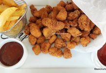 Popcorn Chicken – rețeta de bucățele fragede de piept de pui în crustă crocantă Popcorn Chicken - rețeta de bucățele fragede de piept de pui în crustă crocantă savori urbane