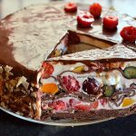 Tort de clătite cu ciocolată, fructe, frișcă și mascarpone sau cremă de brânză - Tort Mozaic reteta savori urbane