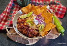 Chili con carne cu porumb, brânză Cheddar și nachos sau tortilla chips Chili con carne cu porumb, brânză și nachos sau tortilla chips reteta savori urbane