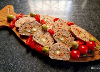 Franzelă umplută cu pastă de ton, ardei copți și măsline – aperitiv din felii de pâine, corn sau baghetă Franzelă umplută cu pastă de ton, ardei copți și măsline - aperitiv din felii de pâine, corn sau baghetă reteta savori urbane