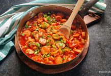 Lecsó cu orez și afumătură (costiță, cârnați, crenvurști etc) – rețeta ungurească de mâncare de ardei grași Lecsó cu orez și afumătură (costiță, cârnați etc) - rețeta ungurească de mâncare de ardei grași savori urbane