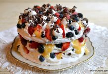 Tort cu foi din bezea albă, frișcă naturală, fructe și cremă de lămâie (lemon curd) Tort cu foi din bezea albă, frișcă naturală, fructe și cremă de lămâie (lemon curd) reteta savori urbane