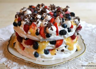 Tort cu foi din bezea albă, frișcă naturală, fructe și cremă de lămâie (lemon curd) Tort cu foi din bezea albă, frișcă naturală, fructe și cremă de lămâie (lemon curd) reteta savori urbane