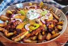 Chili Cheese Fries – rețeta de cartofi prăjiți (la cuptor) cu chili con carne și brânză gratinată Chili fries - rețeta de cartofi prăjiți (la cuptor) cu chili con carne și brânză gratinată savori urbane