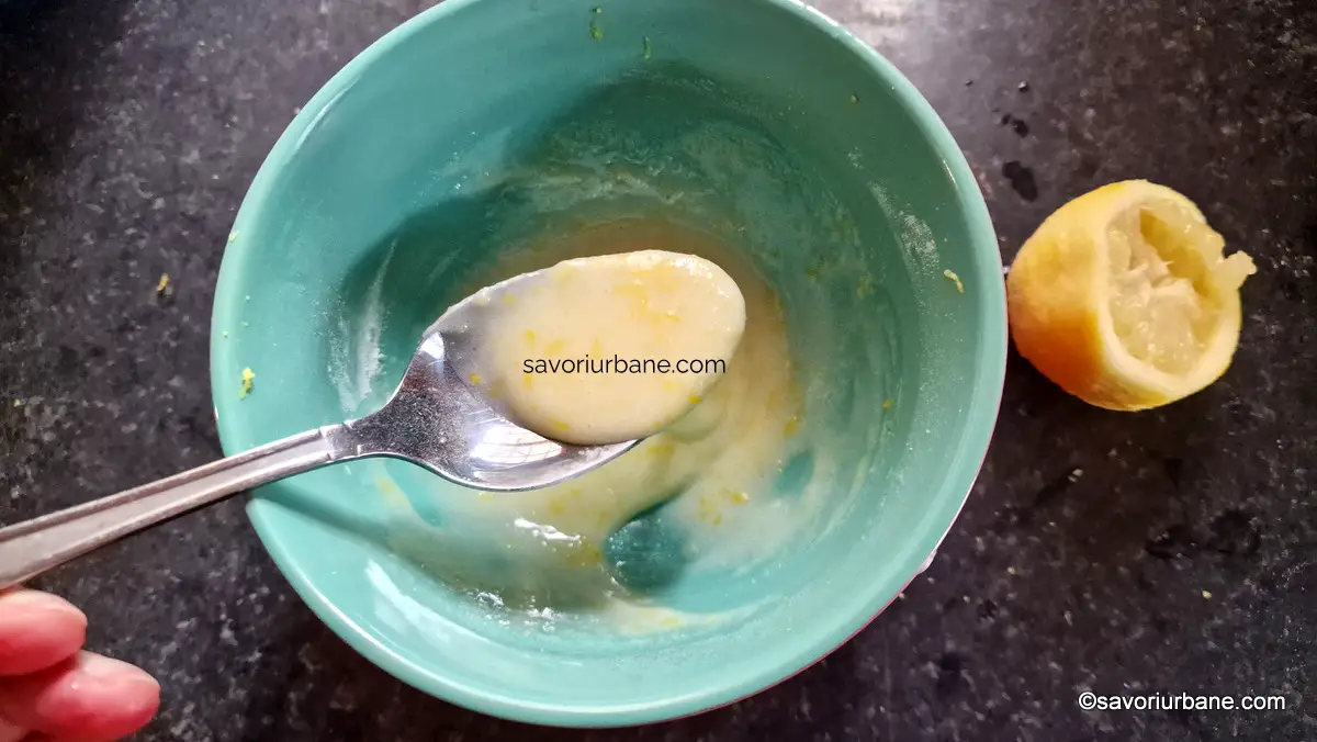 Cum se face glazura simplă de lămâie cu zahăr pudră (2)